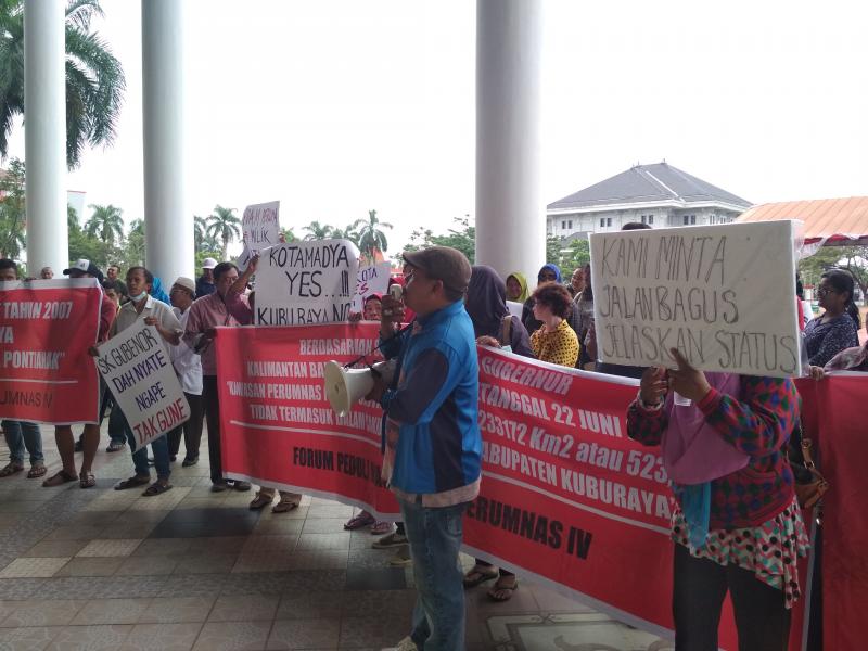 uluhan warga Perumnas IV menggelar unjukrasa di Kantor Gubernur dan DPRD Kalbar