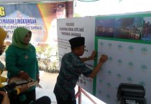 Selamatkan Sungai Sambas dari Pencemaran Bupati Sambas, H Atbah Romin Suhaili Lc ikut menandatangani Deklarasi Selamatkan