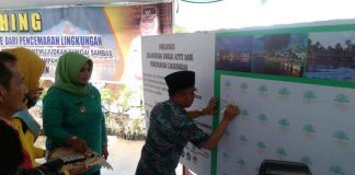 Selamatkan Sungai Sambas dari Pencemaran Bupati Sambas, H Atbah Romin Suhaili Lc ikut menandatangani Deklarasi Selamatkan