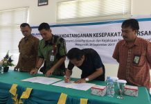 Tunggakan Listrik di Mempawah Rp8 Miliar Kajari Mempawah, Dwi Agus Arfianto bersama Manajer PLN Area Pontianak menandatangani nota kesepahaman di Aula Kejaksaan Negeri Mempawah