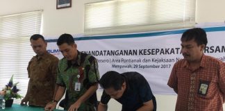 Tunggakan Listrik di Mempawah Rp8 Miliar Kajari Mempawah, Dwi Agus Arfianto bersama Manajer PLN Area Pontianak menandatangani nota kesepahaman di Aula Kejaksaan Negeri Mempawah