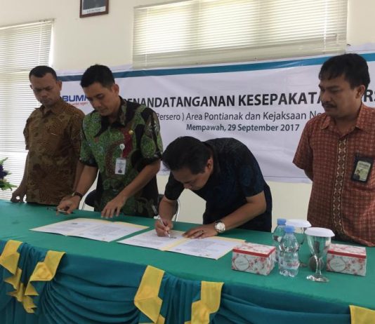 Tunggakan Listrik di Mempawah Rp8 Miliar Kajari Mempawah, Dwi Agus Arfianto bersama Manajer PLN Area Pontianak menandatangani nota kesepahaman di Aula Kejaksaan Negeri Mempawah