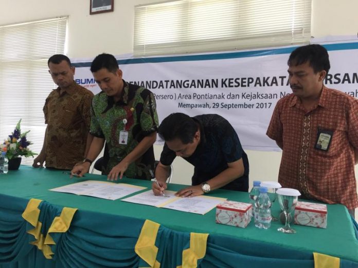 Kajari Mempawah, Dwi Agus Arfianto bersama Manajer PLN Area Pontianak menandatangani nota kesepahaman di Aula Kejaksaan Negeri Mempawah