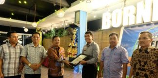 Kecamatan Belitang Raih Penghargaan Paten Rupinus SH M Si menyerahkan piala dan piagam kepada para Camat yang meraih juara dalam PATEN Award