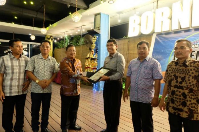 Rupinus SH M Si menyerahkan piala dan piagam kepada para Camat yang meraih juara dalam PATEN Award