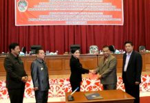 Belanja Langsung Bertambah Rp95,7 M PENYERAHAN. Bupati Landak, Karolin Margret Natasa menyerahkan Raperda APBD-P Landak TA 2017 kepada Ketua DPRD Landak, Heri Saman, di Ruang Sidang Utama DPRD Landak, Kamis (28/9). Antonius-RK