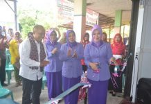 RTK Tersedia di Setiap Kecamatan Ketua TP-PKK Kabupaten Melawi memotong pita ketika launching RTK Sayang Ibu Kecamatan Nanga Pinoh