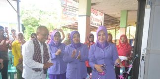 RTK Tersedia di Setiap Kecamatan Ketua TP-PKK Kabupaten Melawi memotong pita ketika launching RTK Sayang Ibu Kecamatan Nanga Pinoh
