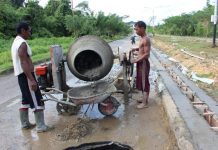 Dewan Usul Kontruksi Bangunan Pemerintah 100 Persen Beton Proyek pemerintah. Pekerja tengah mengerjakan proyek milik pemerintah, belum lama ini