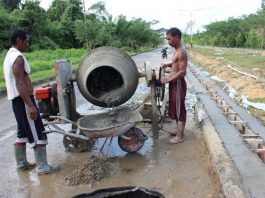 Proyek pemerintah. Pekerja tengah mengerjakan proyek milik pemerintah, belum lama ini