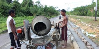 Dewan Usul Kontruksi Bangunan Pemerintah 100 Persen Beton Proyek pemerintah. Pekerja tengah mengerjakan proyek milik pemerintah, belum lama ini