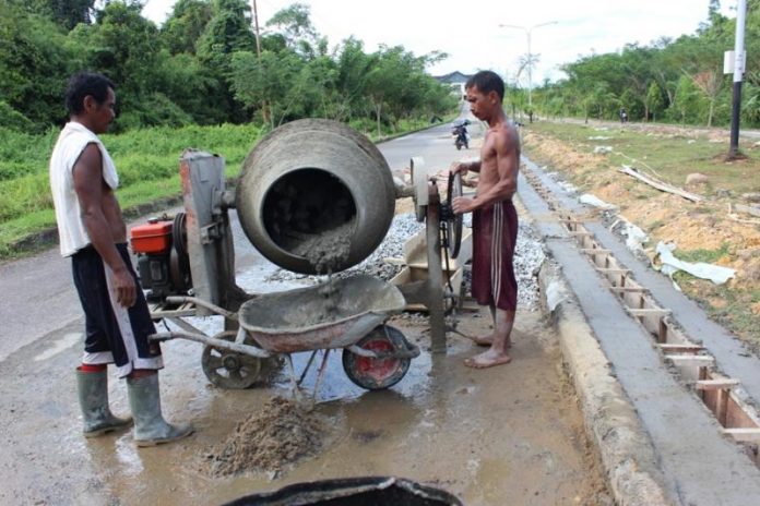 Proyek pemerintah. Pekerja tengah mengerjakan proyek milik pemerintah, belum lama ini