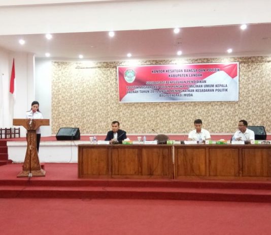 Politik itu Seni Merebut Kekuasaan Bupati Landak, Karolin Margret Natasa membuka Sosialisasi Pendidikan Politik bagi Generasi Muda