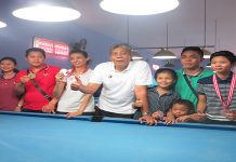 Pempeng Pebiliar Terbaik di Kalbar Bupati Sintang, Jarot Winarno berfoto bersama atlet biliar yang menjadi juara Kejurprov Biliar