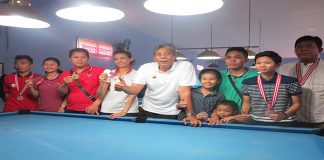 Pempeng Pebiliar Terbaik di Kalbar Bupati Sintang, Jarot Winarno berfoto bersama atlet biliar yang menjadi juara Kejurprov Biliar