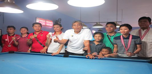 Pempeng Pebiliar Terbaik di Kalbar Bupati Sintang, Jarot Winarno berfoto bersama atlet biliar yang menjadi juara Kejurprov Biliar