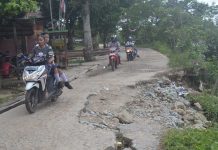 Jalan M Nawawi Nyaris Putus