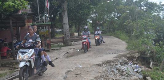 Jalan M Nawawi Nyaris Putus