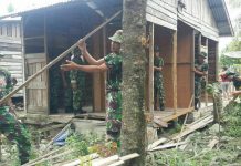 Nenek Nesa Sumringah Rumahnya Dibedah TNI BEDAH RUMAH. Resimen Induk Daerah Militer (Rindam) XII/Tanjungpura saat melakukan bedah rumah Nenek Nesa di RT 58 RW 09, Kelurahan Sedau, Kecamatan Singkawang Selatan, Kota Singkawang—Pendam XII Tanjungpura for RK.