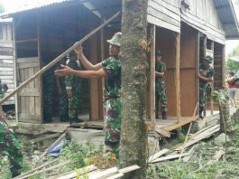 BEDAH RUMAH. Resimen Induk Daerah Militer (Rindam) XII/Tanjungpura saat melakukan bedah rumah Nenek Nesa di RT 58 RW 09, Kelurahan Sedau, Kecamatan Singkawang Selatan, Kota Singkawang—Pendam XII Tanjungpura for RK.