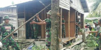 Nenek Nesa Sumringah Rumahnya Dibedah TNI BEDAH RUMAH. Resimen Induk Daerah Militer (Rindam) XII/Tanjungpura saat melakukan bedah rumah Nenek Nesa di RT 58 RW 09, Kelurahan Sedau, Kecamatan Singkawang Selatan, Kota Singkawang—Pendam XII Tanjungpura for RK.