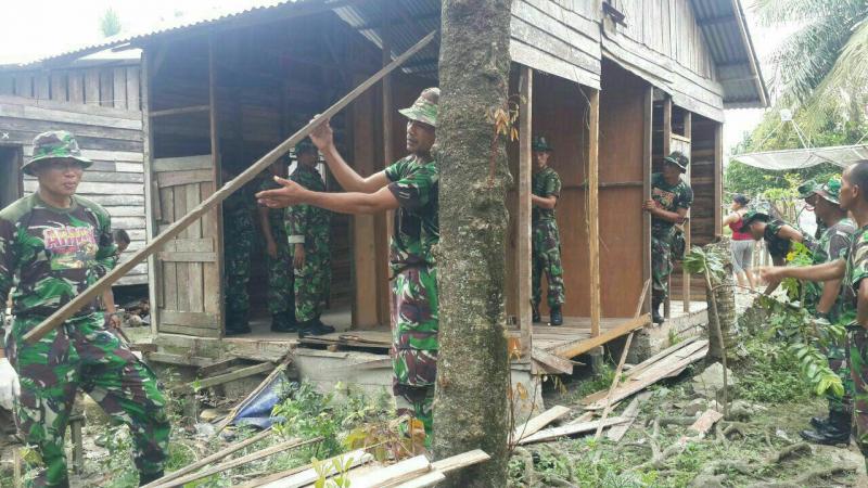 BEDAH RUMAH. Resimen Induk Daerah Militer (Rindam) XII/Tanjungpura saat melakukan bedah rumah Nenek Nesa di RT 58 RW 09, Kelurahan Sedau, Kecamatan Singkawang Selatan, Kota Singkawang—Pendam XII Tanjungpura for RK.