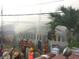 Hanguskan 14 Pintu Unit Usaha dan Rumah Warga