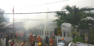 Hanguskan 14 Pintu Unit Usaha dan Rumah Warga