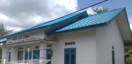 Viral, Keluhan Pelayanan Puskesdes Pulau Limbung KOSONG. Inilah bangunan Puskesdes Pulau Limbung yang tampak kosong. Foto ini tersebar dan viral di social media facebook--istimewa