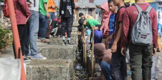 Angkat 7 Ton Sampah dari Sungai