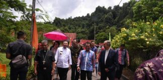 Jangan Kucilkan Penderita Kusta Gubernur Cornelis, Uskup Agung Emiritus Mgr H. Bumbun, Uskup Agung Pontianak Mgr. Agustinus Agus didampingi