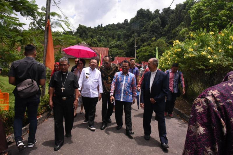 Gubernur Cornelis, Uskup Agung Emiritus Mgr H. Bumbun, Uskup Agung Pontianak Mgr. Agustinus Agus didampingi