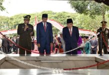 Presiden Pastikan Posisi Pemerintah Terkait PKI Presiden Jokowi bersama Wapres Jusuf Kalla meninjau lokasi sumur dibuangnya para pahlawan revolusi di Lubang Buaya
