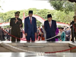 Presiden Jokowi bersama Wapres Jusuf Kalla meninjau lokasi sumur dibuangnya para pahlawan revolusi di Lubang Buaya