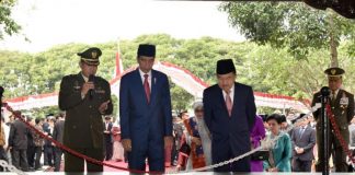 Presiden Pastikan Posisi Pemerintah Terkait PKI Presiden Jokowi bersama Wapres Jusuf Kalla meninjau lokasi sumur dibuangnya para pahlawan revolusi di Lubang Buaya