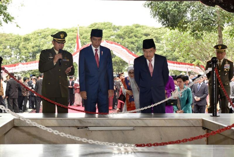 Presiden Jokowi bersama Wapres Jusuf Kalla meninjau lokasi sumur dibuangnya para pahlawan revolusi di Lubang Buaya