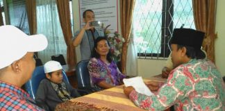 Kisah Ibu non Muslim Mengantar Anaknya Memeluk Islam