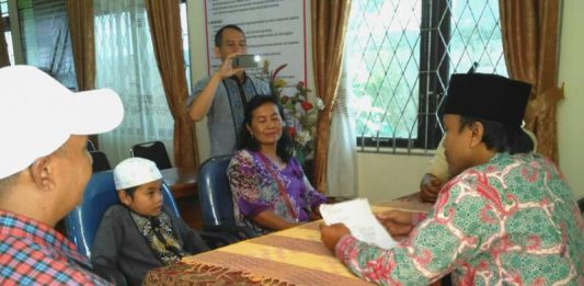 Kisah Ibu non Muslim Mengantar Anaknya Memeluk Islam