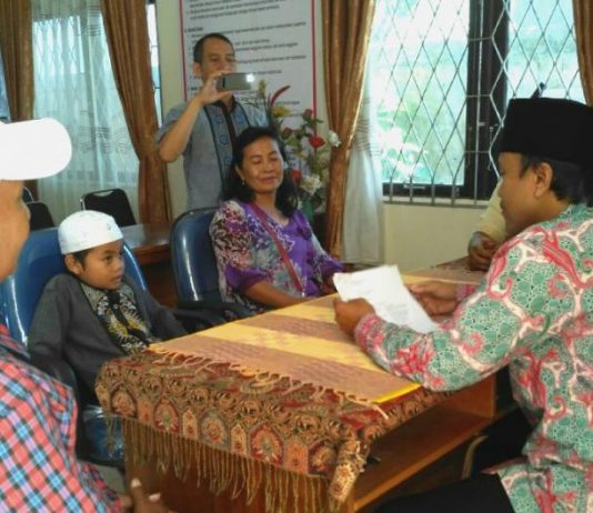 Kisah Ibu non Muslim Mengantar Anaknya Memeluk Islam