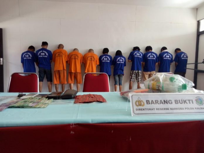 Para tersangka dan barang bukti narkoba di Markas Ditres Narkoba