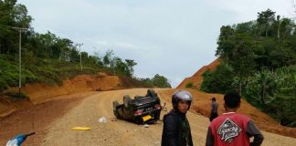 Keluar Bahu Jalan, Sopir Fortuner Terlempar dan Tewas Kondisi korban dan mobil yang terbalik di Jalan Lintas Utara