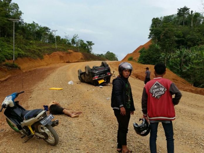 Kondisi korban dan mobil yang terbalik di Jalan Lintas Utara