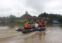 Banjir Sekadau Meluas Tiga Kecamatan Terendam im BPBD-PK Sekadau bersama kepolisian dan Camat Sekadau Hilir memantau banjir