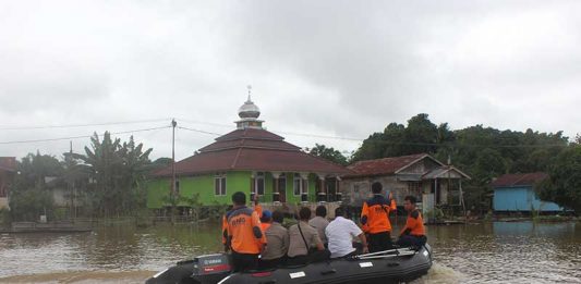 Banjir Sekadau Meluas Tiga Kecamatan Terendam im BPBD-PK Sekadau bersama kepolisian dan Camat Sekadau Hilir memantau banjir
