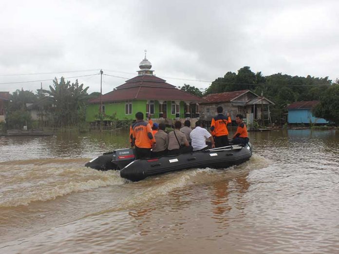 im BPBD-PK Sekadau bersama kepolisian dan Camat Sekadau Hilir memantau banjir