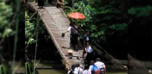Pelajar Bertaruh Nyawa ke Sekolah