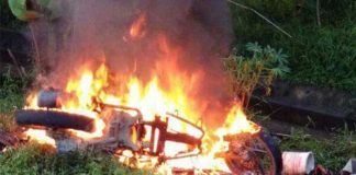 Pencuri Rokok Bonyok, Motornya Dibakar Massa