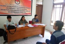 Tiga Nama Panwascam Diumumkan via SMS Salah seorang peserta menjalani tes wawancara perekrutan Panwascam, di Sekretariat Panwaslu