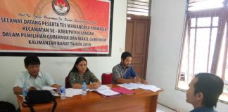 Tiga Nama Panwascam Diumumkan via SMS Salah seorang peserta menjalani tes wawancara perekrutan Panwascam, di Sekretariat Panwaslu