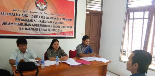 Tiga Nama Panwascam Diumumkan via SMS Salah seorang peserta menjalani tes wawancara perekrutan Panwascam, di Sekretariat Panwaslu